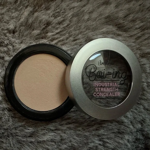Benefit Boi-ing Industrial Strength Concealer No 1 - Picture 4 of 4